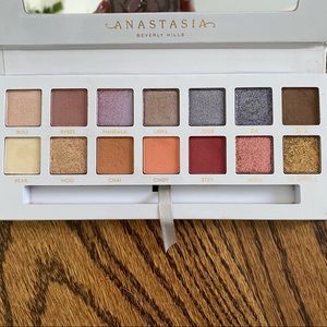 ABH Anastasia Beverly Hills Carli Bybel Palette